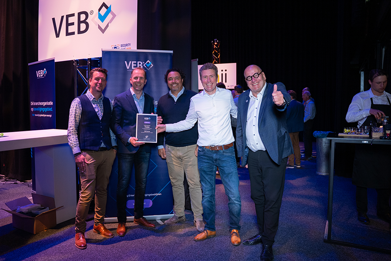 v.l.n.r René Kamphuis (directeur), Ruud Steeghs (Managing Director), Ian Parsons (Account Manager), Bas Joosten (penningmeester) en Fred Teeven (voorzitter)